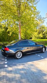 BMW 320i E90 / XENON / NAVI / SCHIEBEDACH / PDC  - BMW 320 Limousine 320i e90 mit Benzin-Antrieb