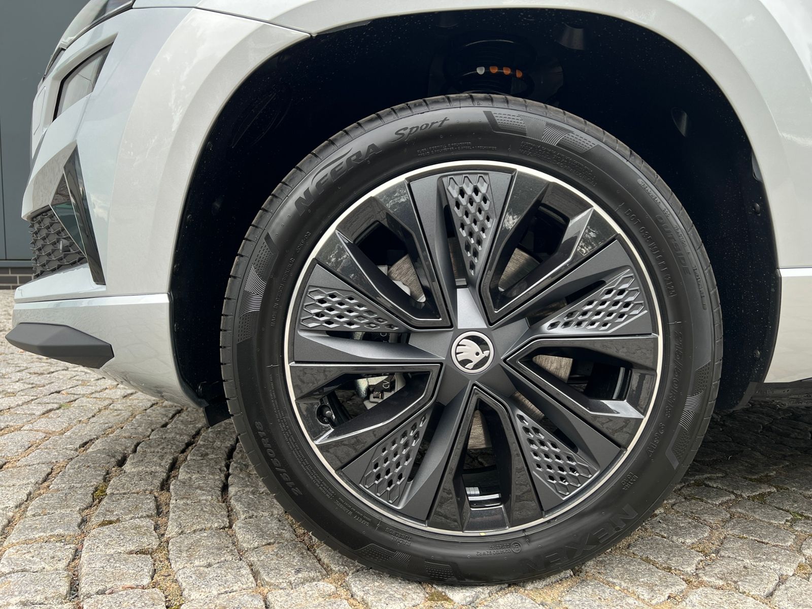 Fahrzeugabbildung SKODA Karoq Sportline 1.5 TSI DSG *Garantie, AHK, LED,