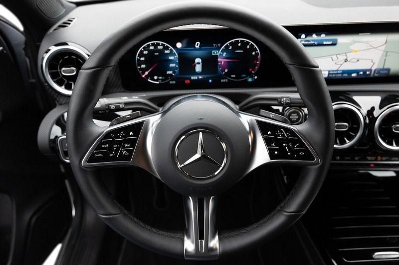 Mercedes-Benz A-Class A 200, миниатюра 12