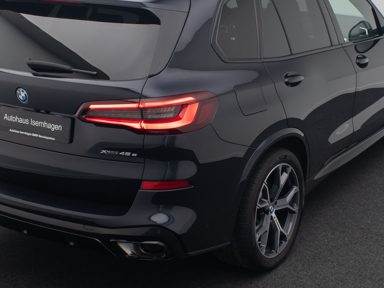 Fahrzeugabbildung BMW X5 xD45e M Sport HUD Kamera AHK Alarm DAB 21Zoll