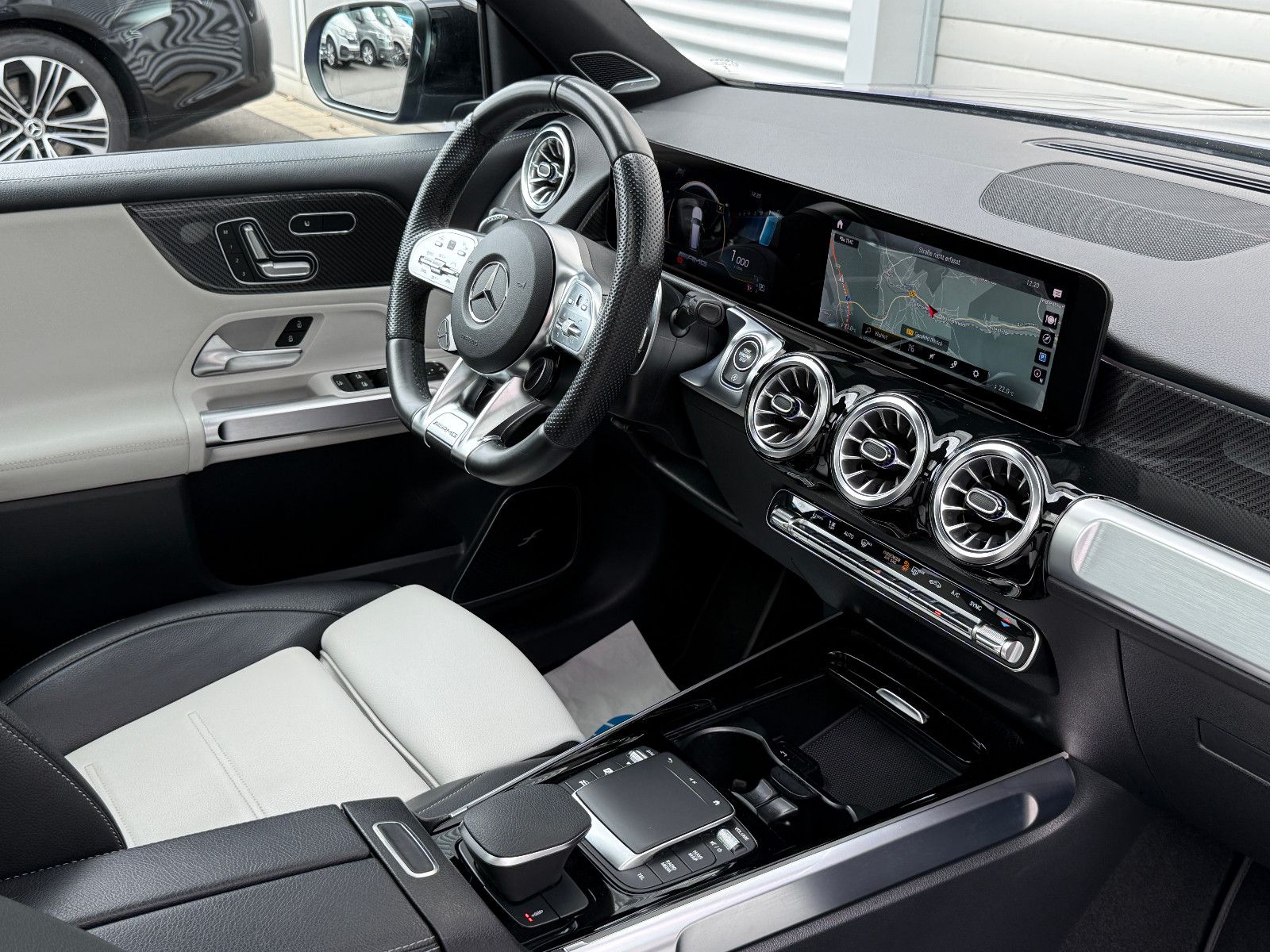 Fahrzeugabbildung Mercedes-Benz GLB 35 AMG 4Matic ACC Burmester 360°K Pano Night