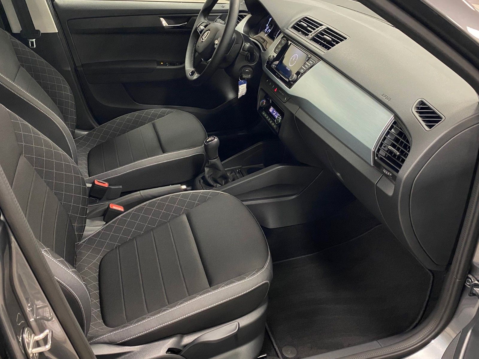 Fahrzeugabbildung SKODA Fabia 1.0 TSI AMBITION PLUS COMBI+NEBEL+App+ALU+