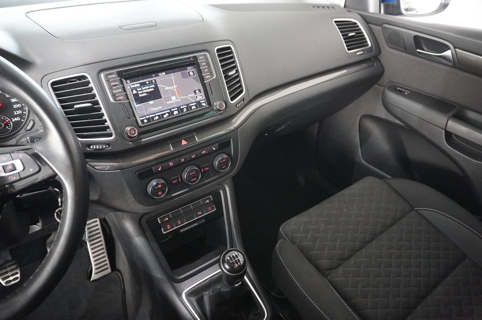 Fahrzeugabbildung Volkswagen Sharan 1.4 TSI JOIN NAVI/SHZ/SPORT/PDC/NEBEL/AHK