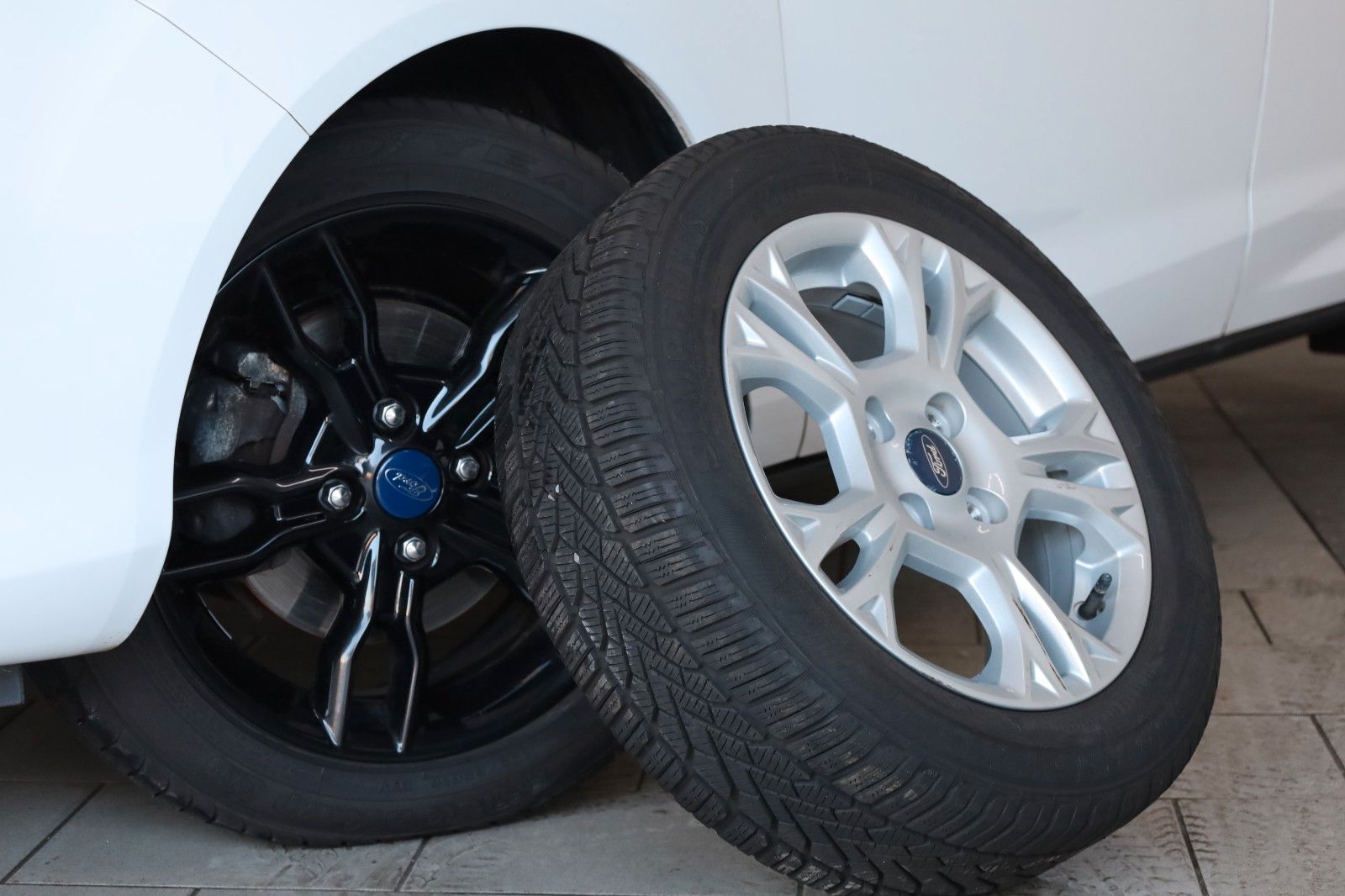 Fahrzeugabbildung Ford B-MAX Colourline SH,PDC,8 fach bereift