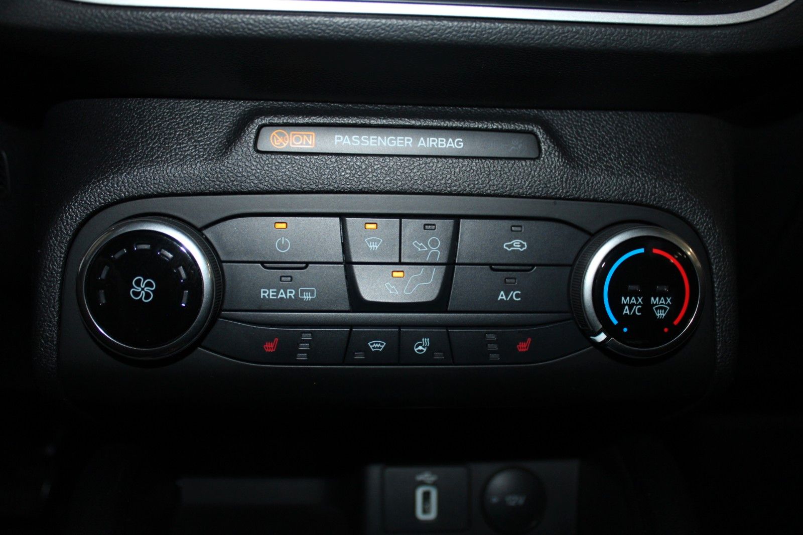 Fahrzeugabbildung Ford Focus Cool & Connect Automatik + AHK ACC WinterP