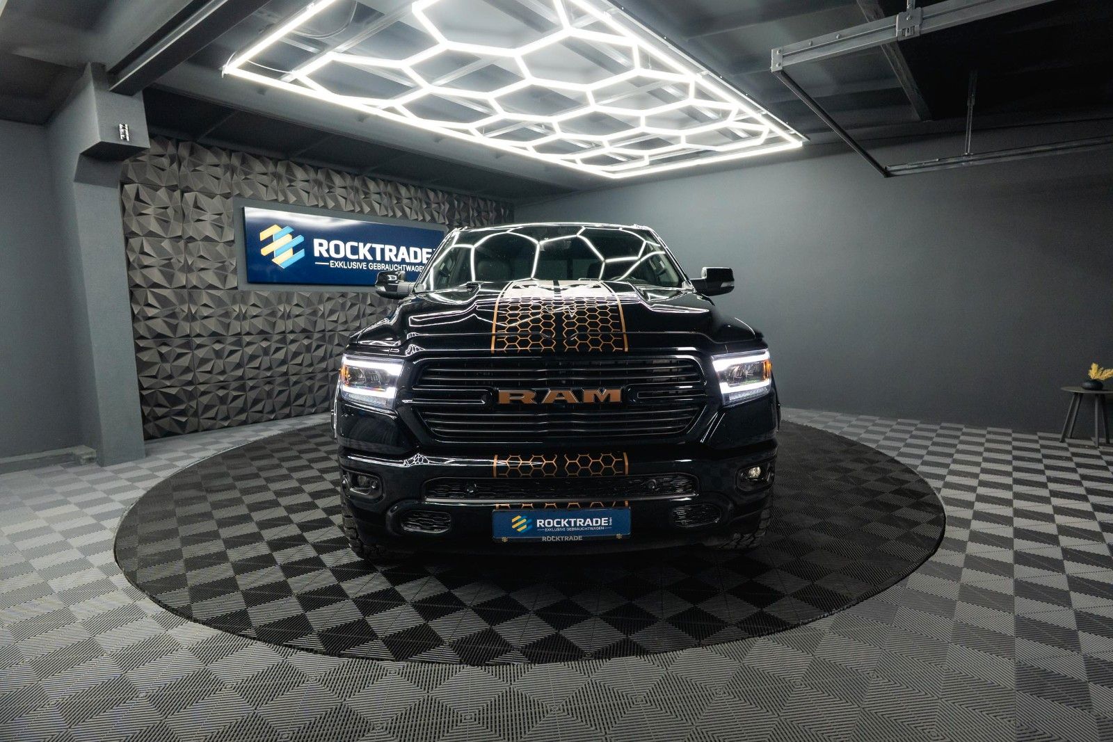 Fahrzeugabbildung Dodge RAM 5.7 V8 HEMI 4x4 Offroad Night-Edition LPG