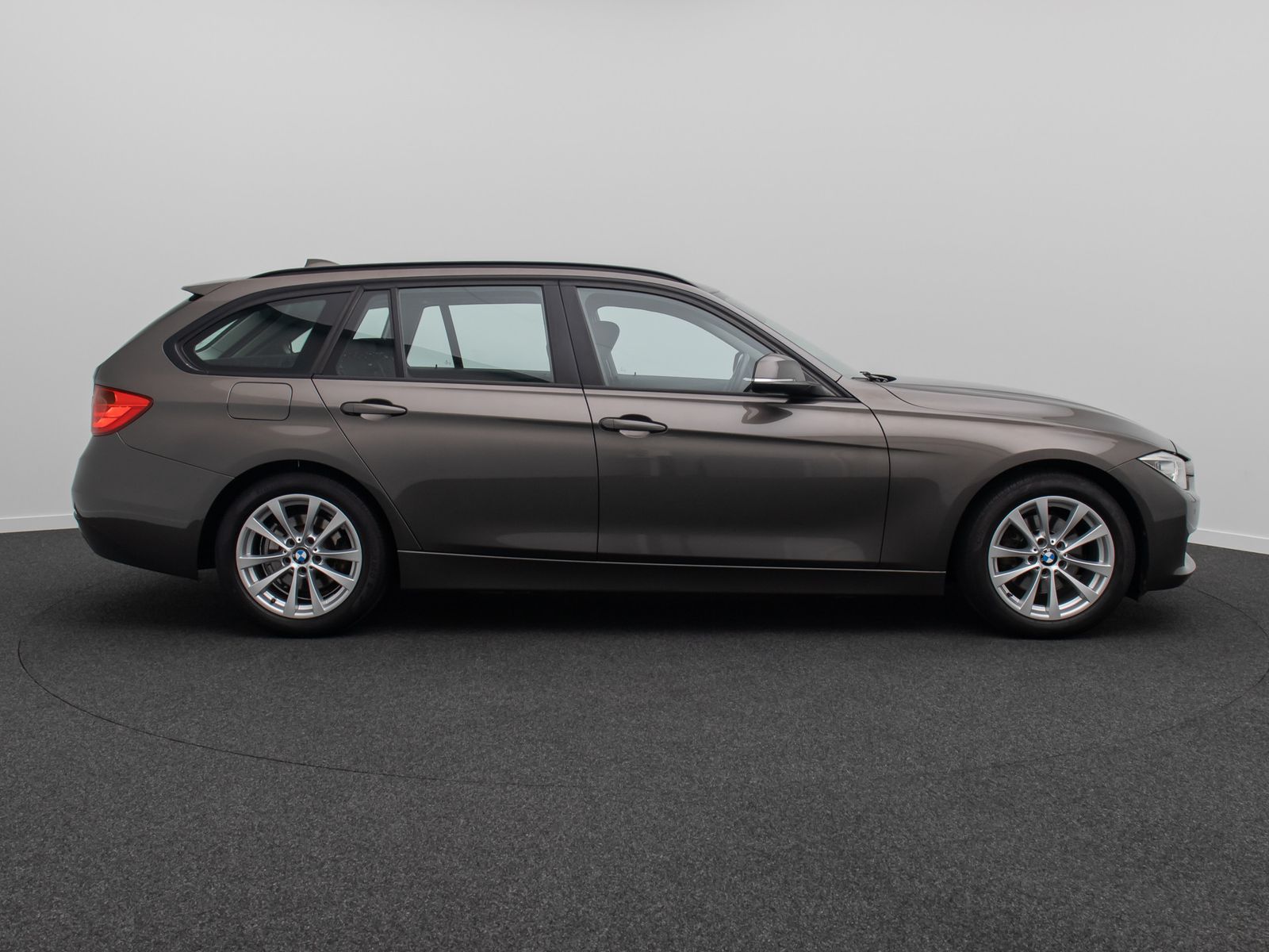 Fahrzeugabbildung BMW 320d GeschwindigReg HUD HiFi Xenon AHK Panorama