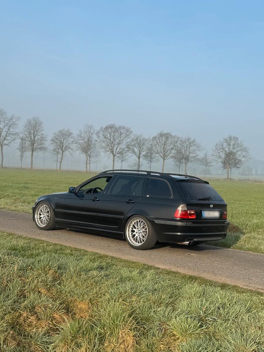 BMW 330 2004 — rear view