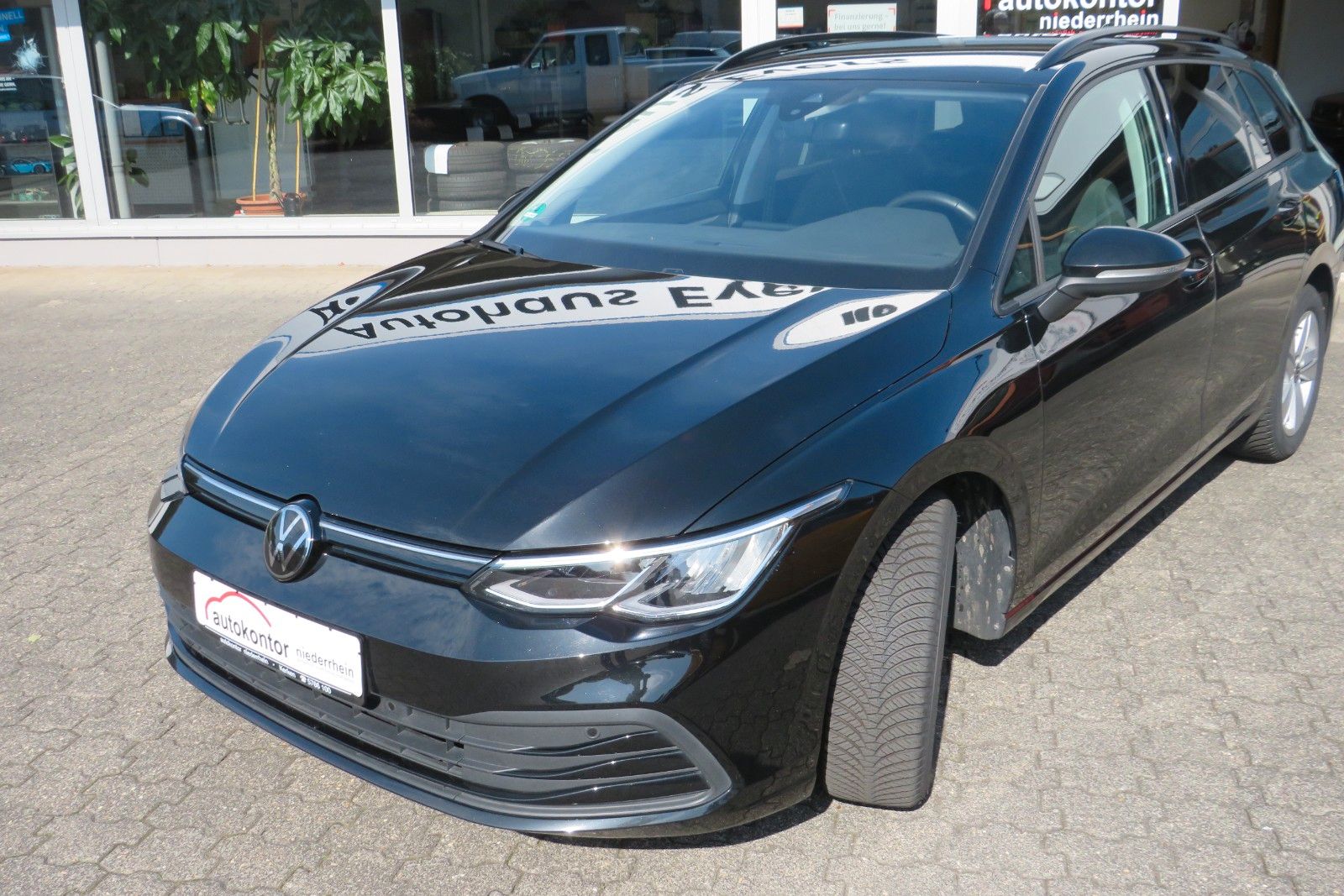 Fahrzeugabbildung Volkswagen Golf Variant LIFE DSG NAVI APP ACC SITZH. LED 1H