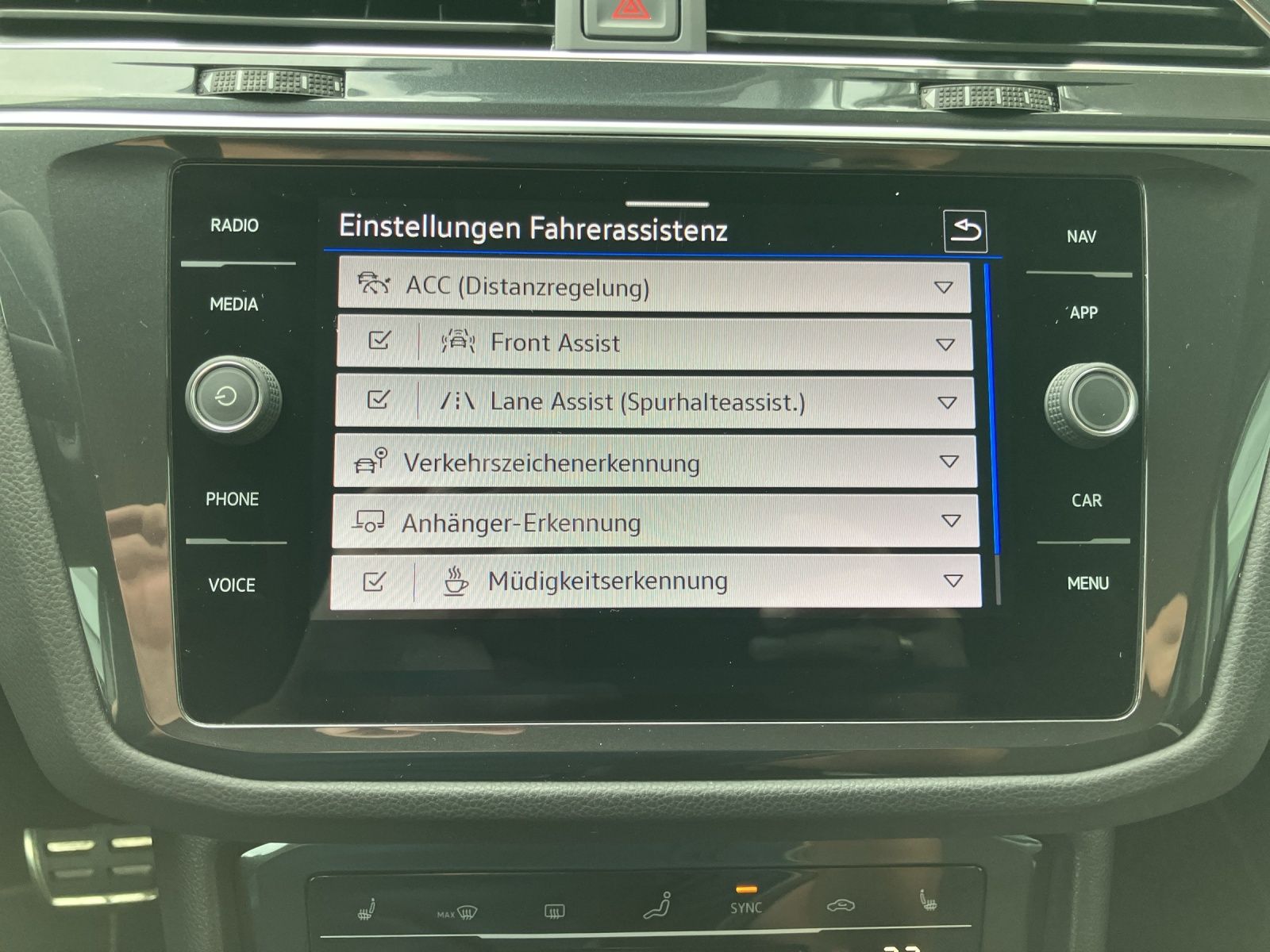 Fahrzeugabbildung Volkswagen Tiguan TDI Urban Sport DSG LED Navi ACC AHK PDC
