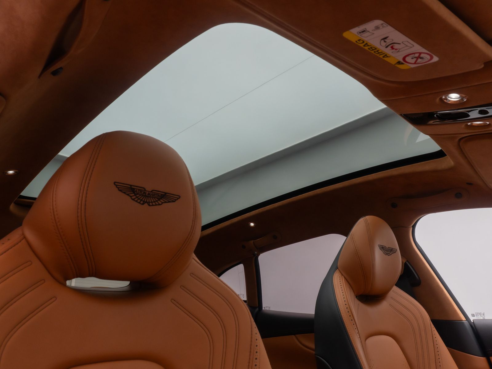 Fahrzeugabbildung Aston Martin DBX 4.0 V8 Individual Carbon Elegance Mega-Voll