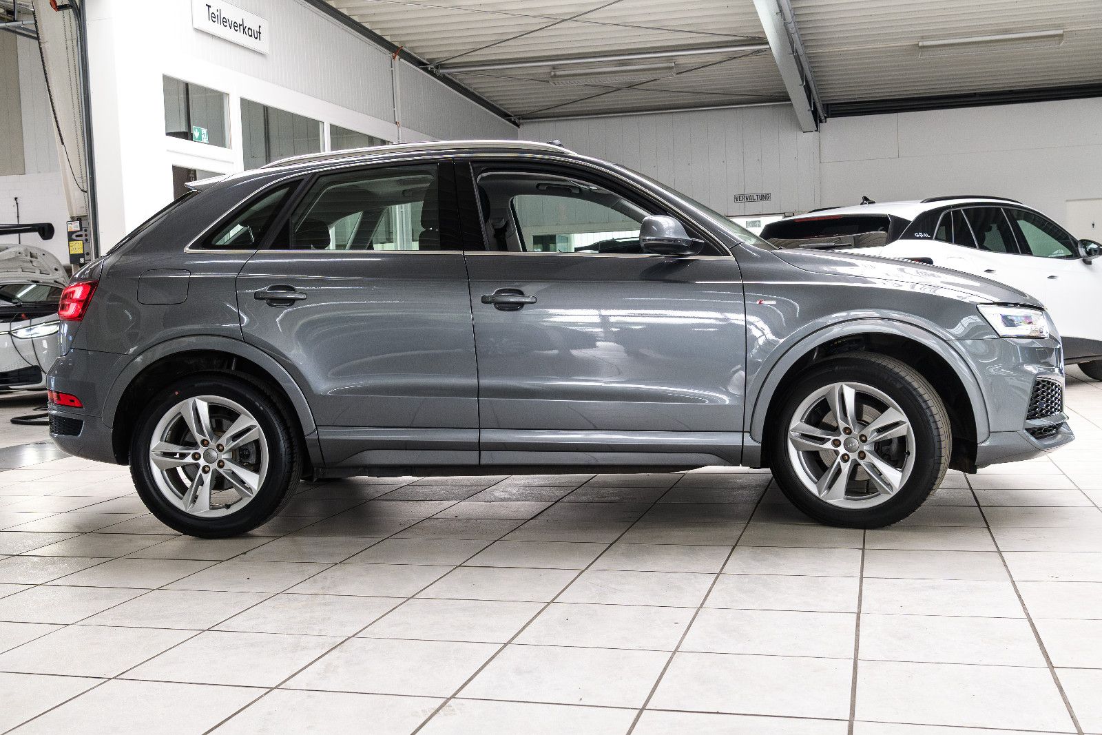 Fahrzeugabbildung Audi Q3 1.4l 110kw S-Line +AHK +Pano +Navi