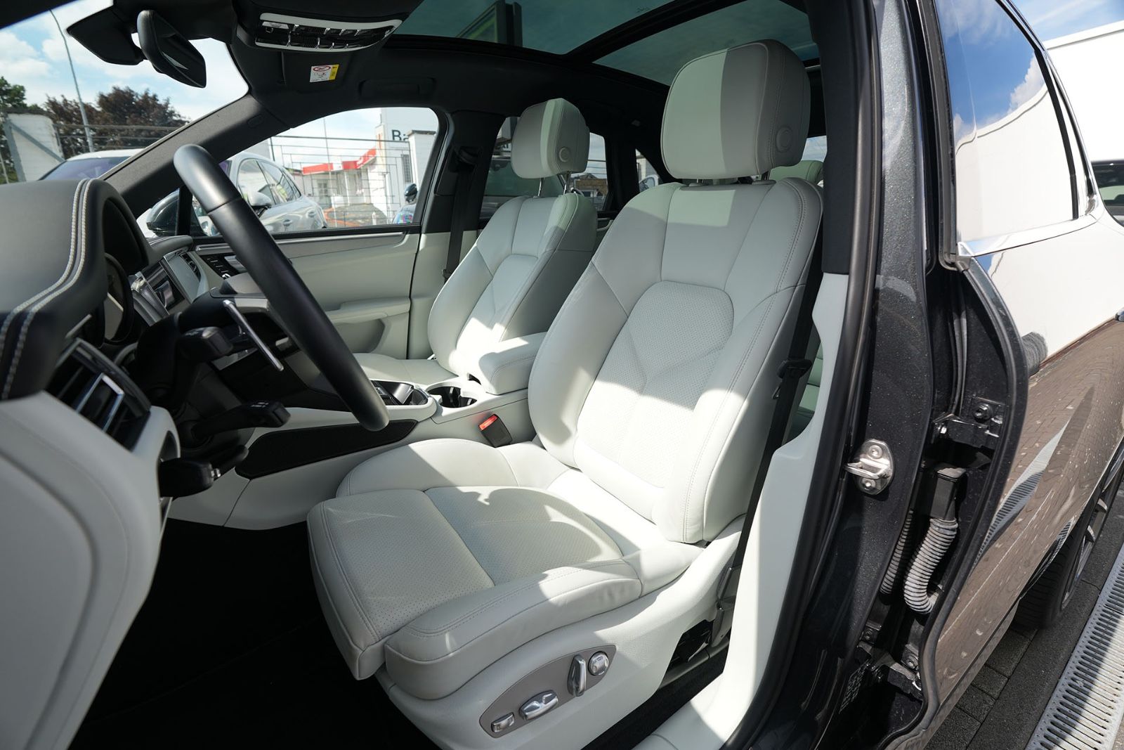 Porsche Macan LEDER KREIDE-ACC-LUFTF-PANO-SPORTABG.-VOLL foto 4