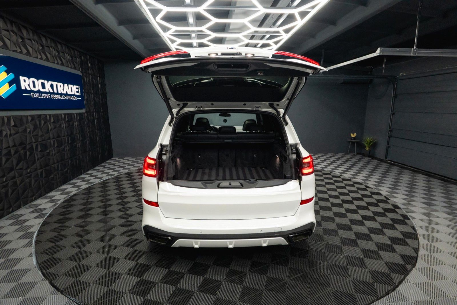 Fahrzeugabbildung BMW X5 M50i Shadow Line | ACC | Pano | Laser | Sky