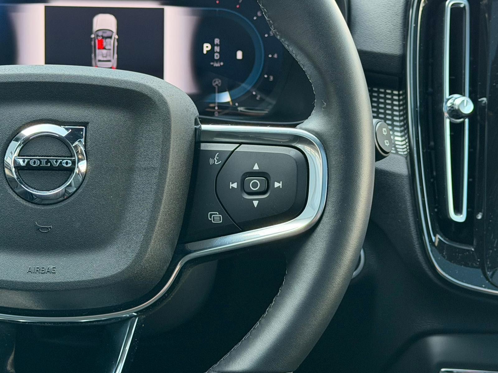 Fahrzeugabbildung Volvo XC40 B4 AWD Ultimate Dark*PANO*STDHZG*360°*ACC