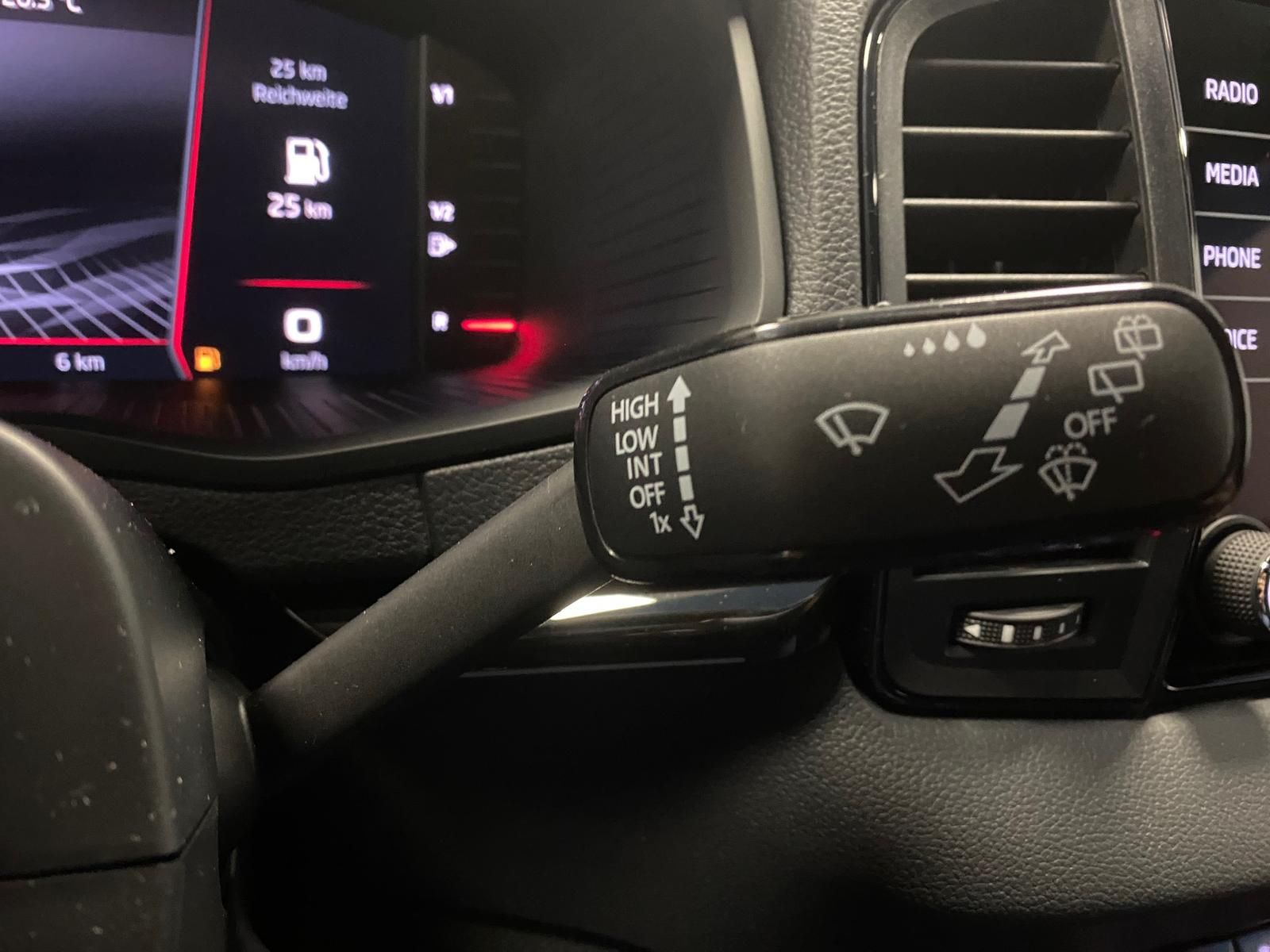 Fahrzeugabbildung SKODA Karoq 1.5 TSI SPORTLINE+5J GA+MATRIX+ACC+360+AHK