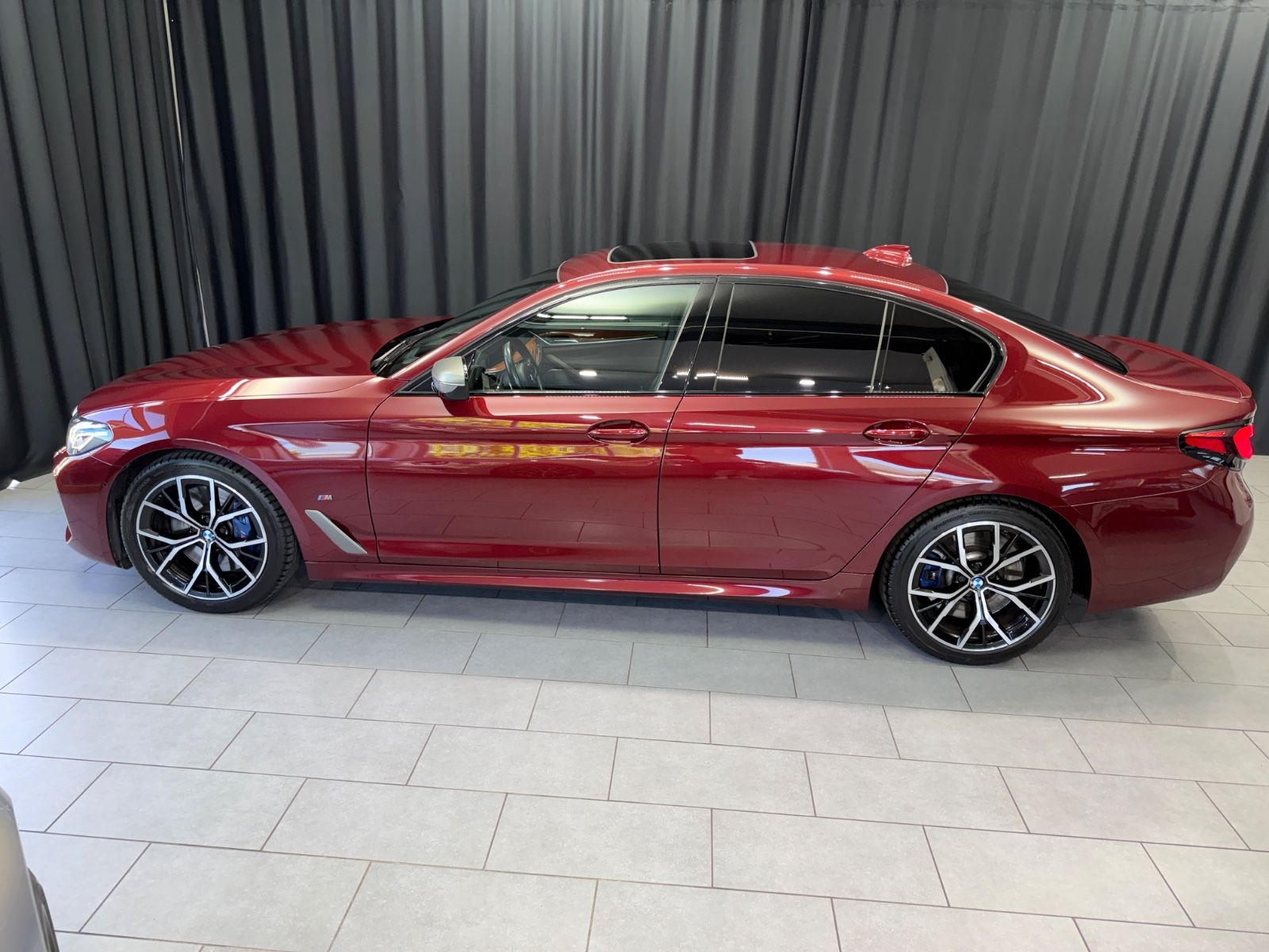 Fahrzeugabbildung BMW M550 i xDrive Limousine|INDIVIDUAL|LASER|H&K|HuD