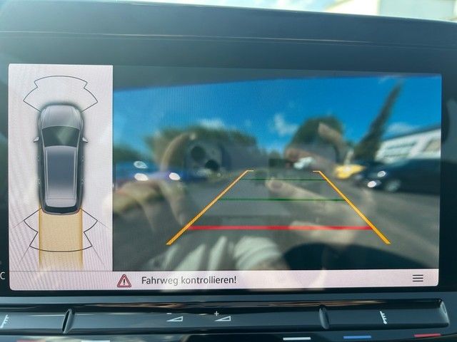 Fahrzeugabbildung Volkswagen Golf VIII Variant 1.5eTSI DSG Life LED+ACC+PARKL