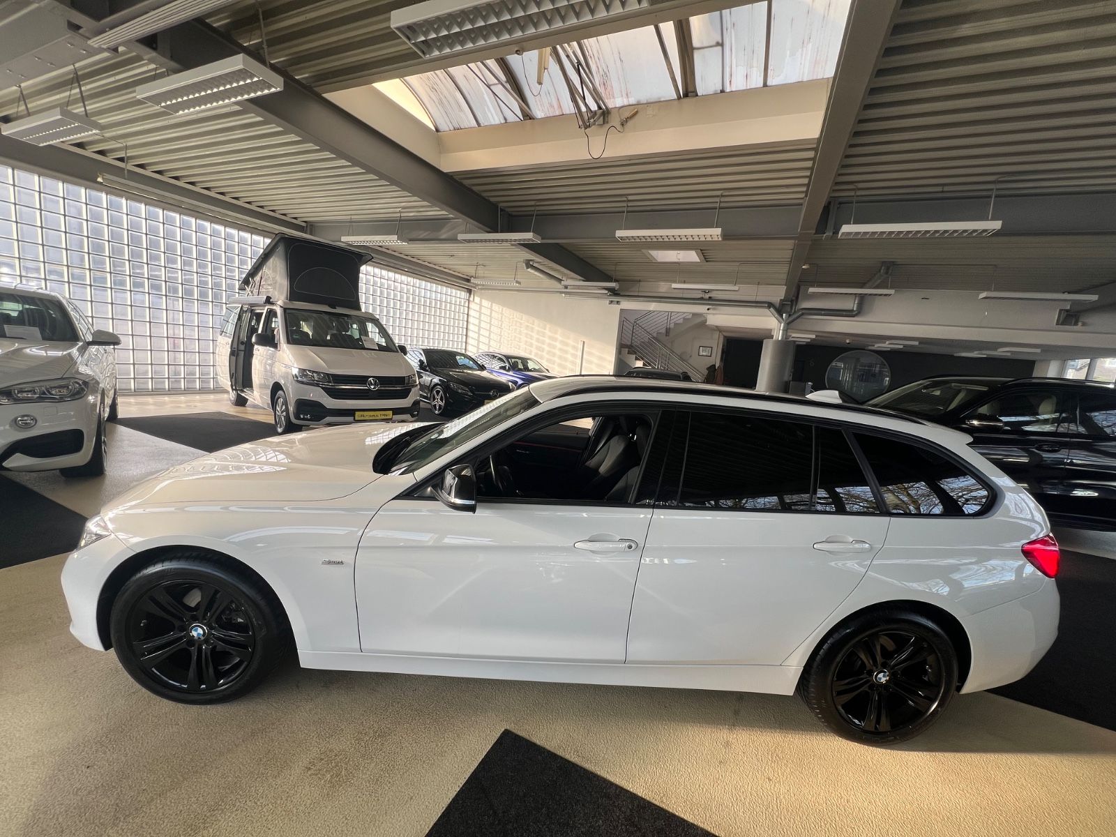 Fahrzeugabbildung BMW 320 i Touring xDrive Sport Line *NAVI PROF*LED*