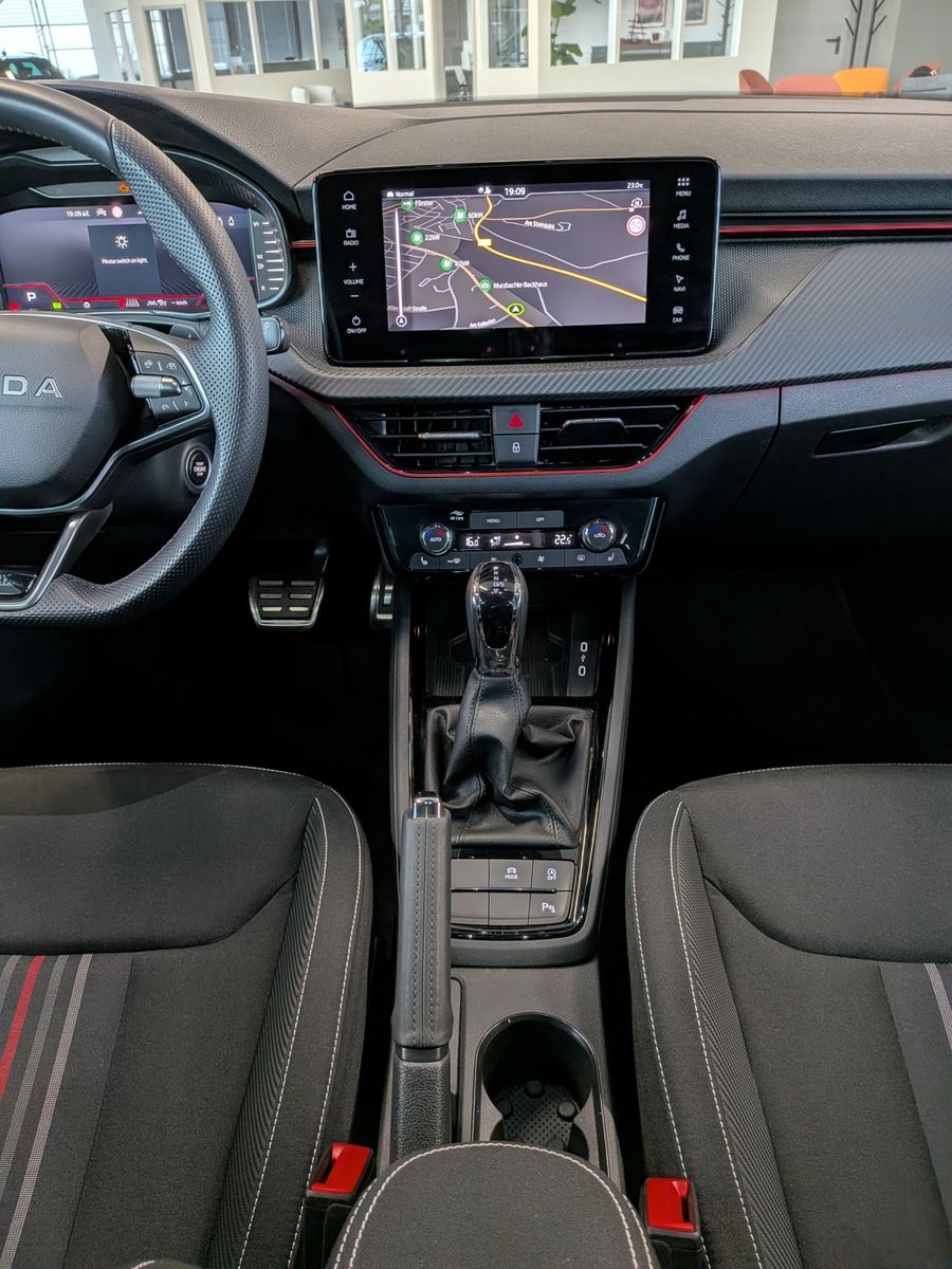Fahrzeugabbildung SKODA Kamiq 1.5 TSI DSG Monte Carlo Pano Matrix 5J.GAR