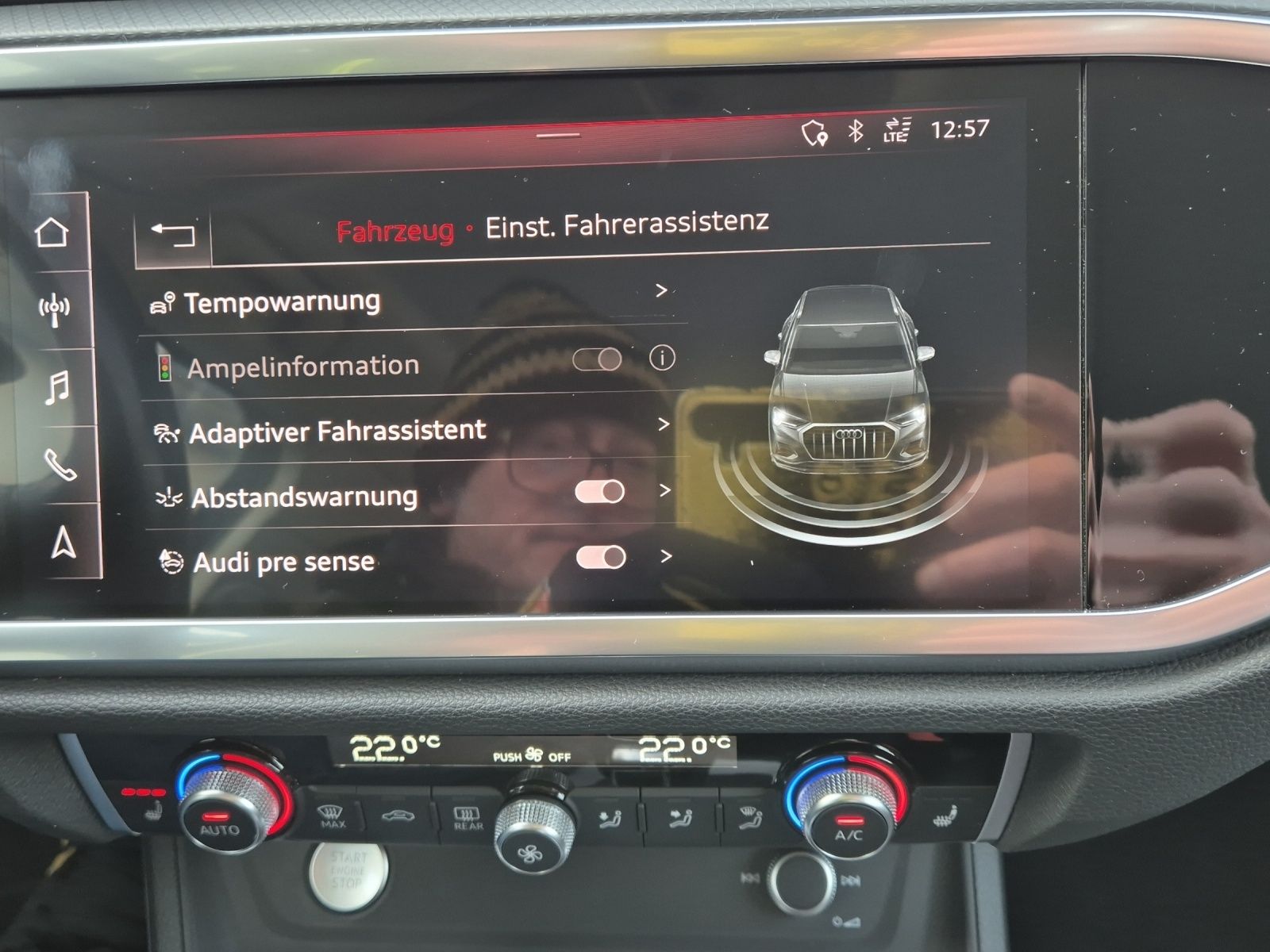 Fahrzeugabbildung Audi Q3 40 TFSI quattro S-tronic Standhzg. Matrix Nav