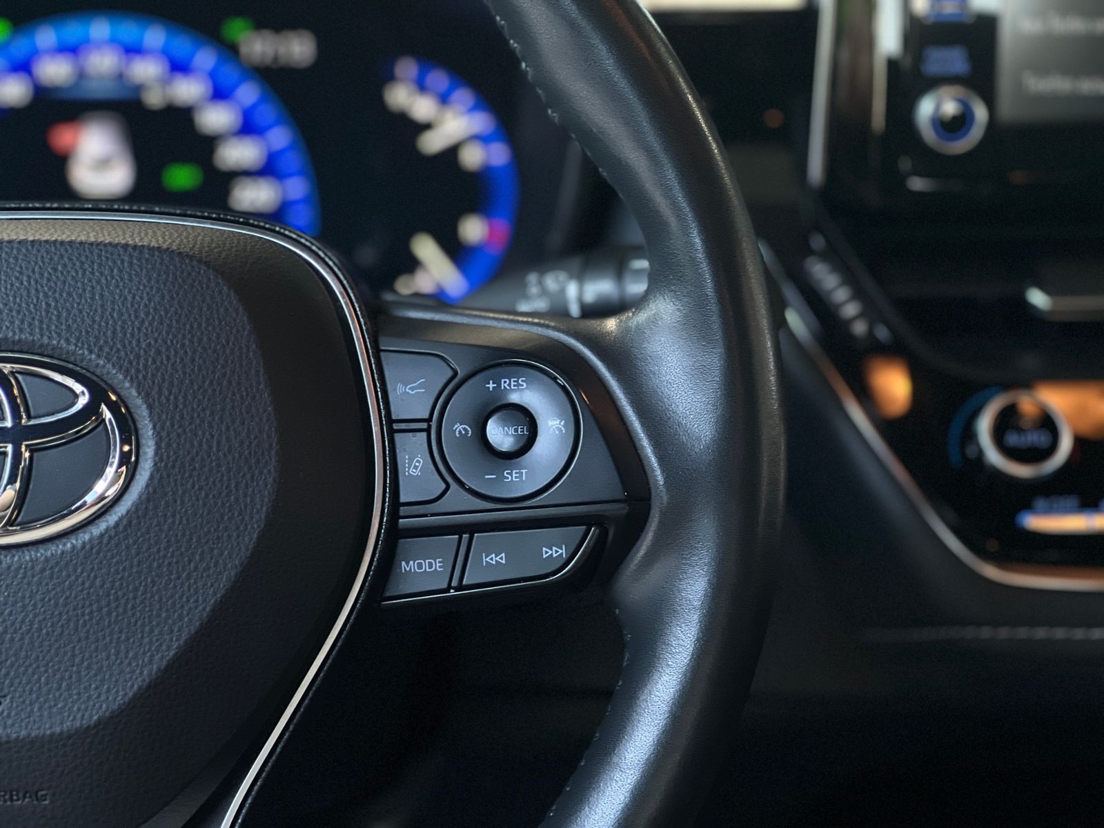 Fahrzeugabbildung Toyota Corolla 2.0 Hybrid Team D JBL LED RFK NAVI SHZ