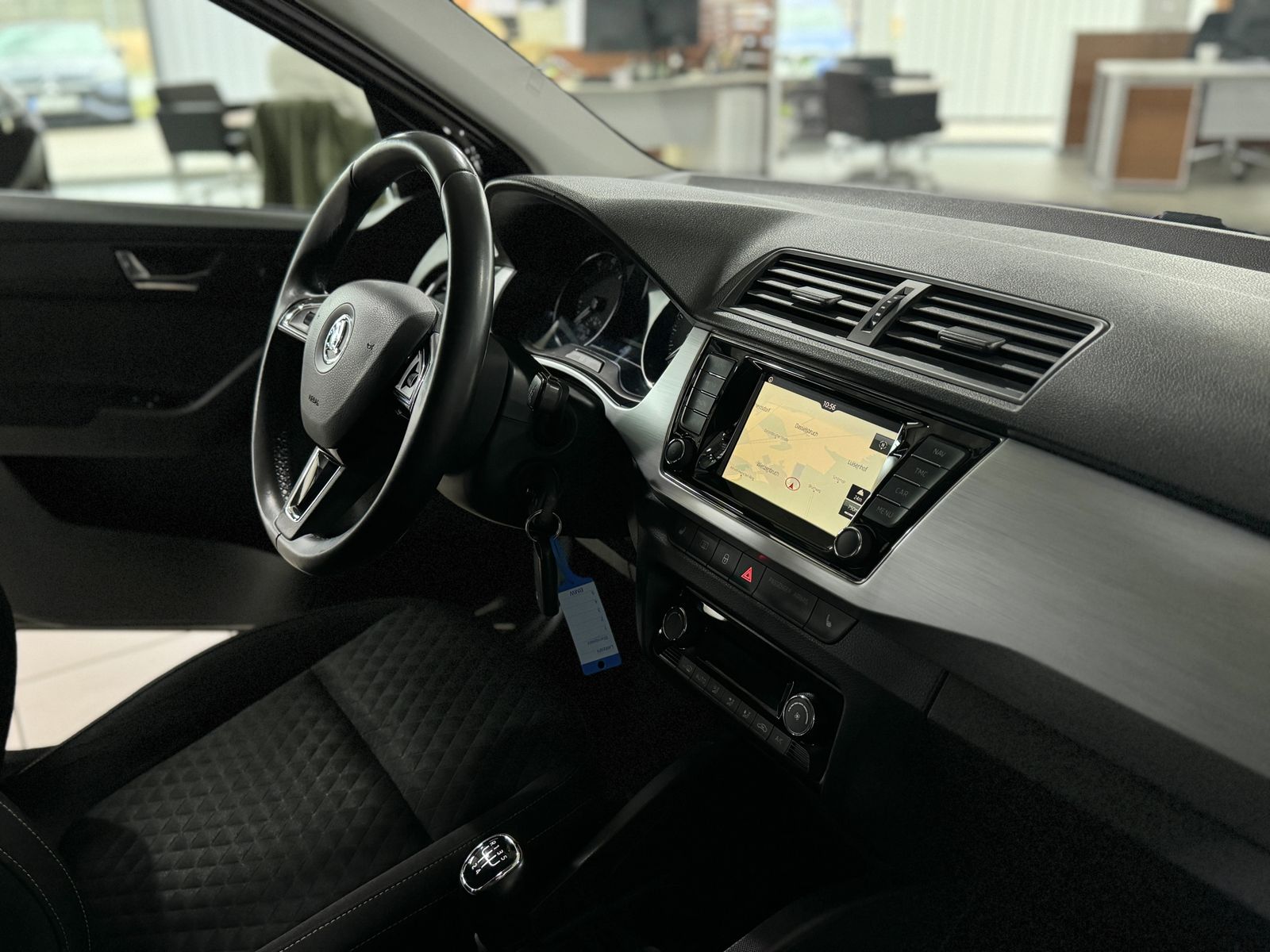 Fahrzeugabbildung SKODA Fabia Drive PDC Navi Sitzhzg Tempomat