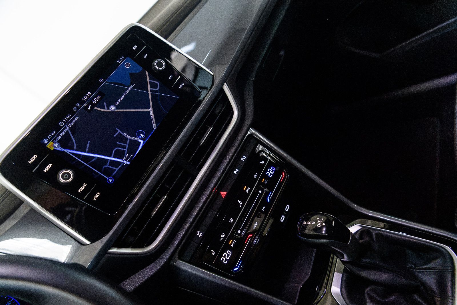 Fahrzeugabbildung Volkswagen T-Roc Style 1.5l TSI DSG +Navi +AHK +ACC +LED