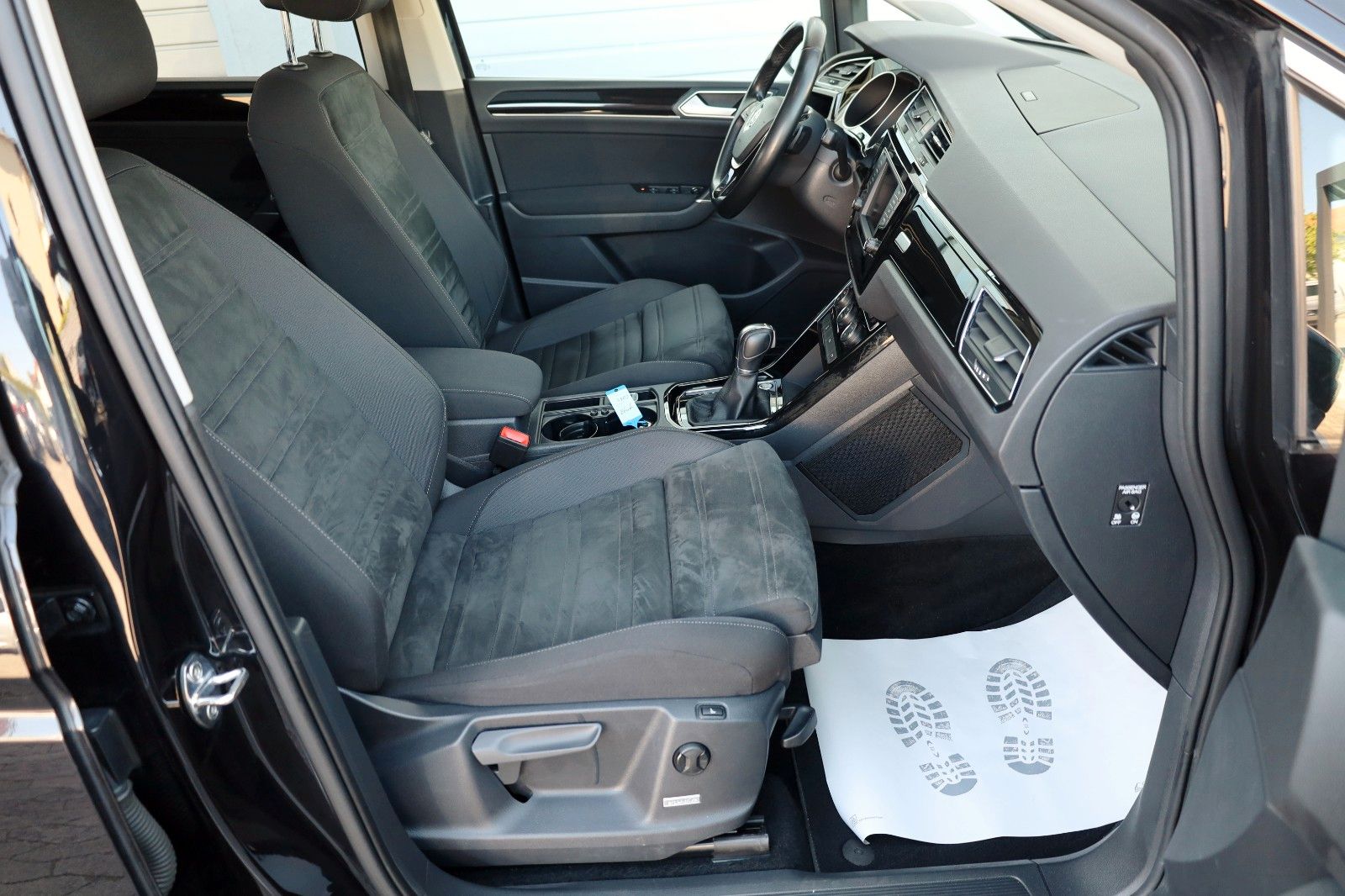 Fahrzeugabbildung Volkswagen Touran R Line Alcantara,Navi,LED,Panorama,Kamera