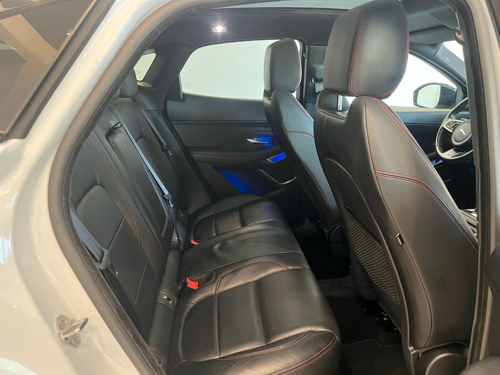 Fahrzeugabbildung Jaguar E-Pace D180 Chequered Flag Panoramadach & AHK