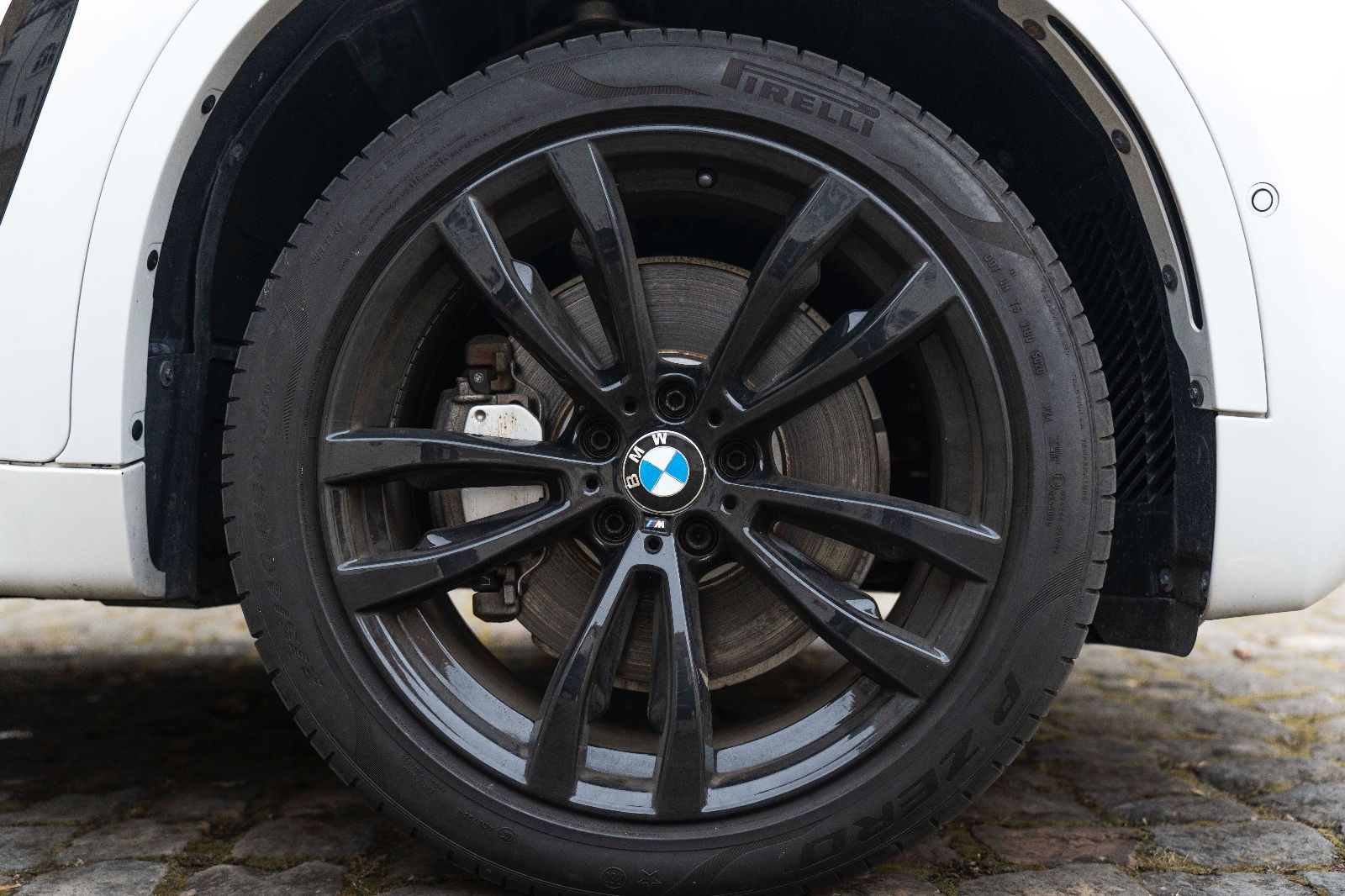 Fahrzeugabbildung BMW X6 xDrive50i M-Sportpaket 360° HUD H&K LED SOFT