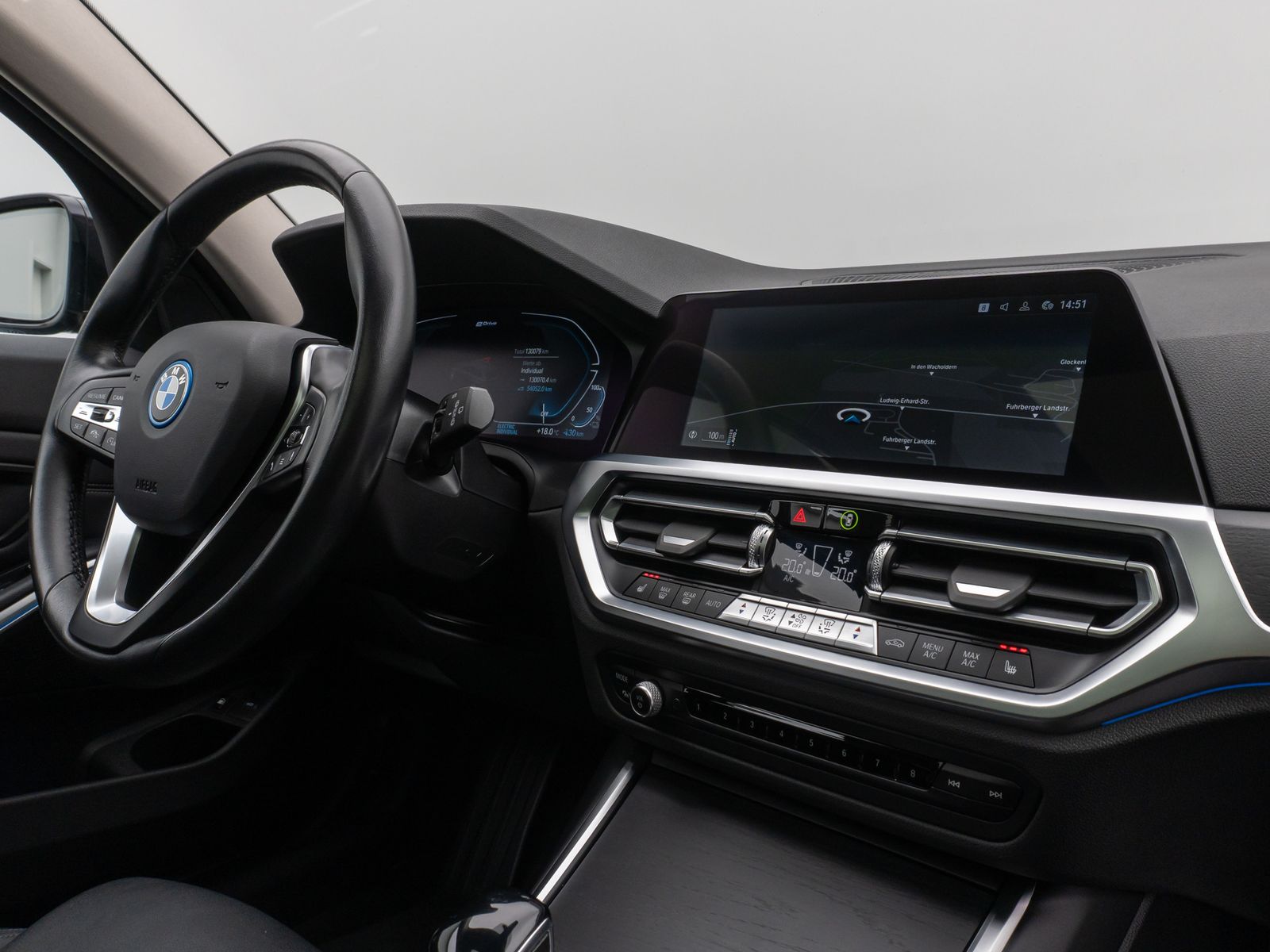 Fahrzeugabbildung BMW 330e xD Sport Line Panorama DAB HiFi Stop&Go AHK