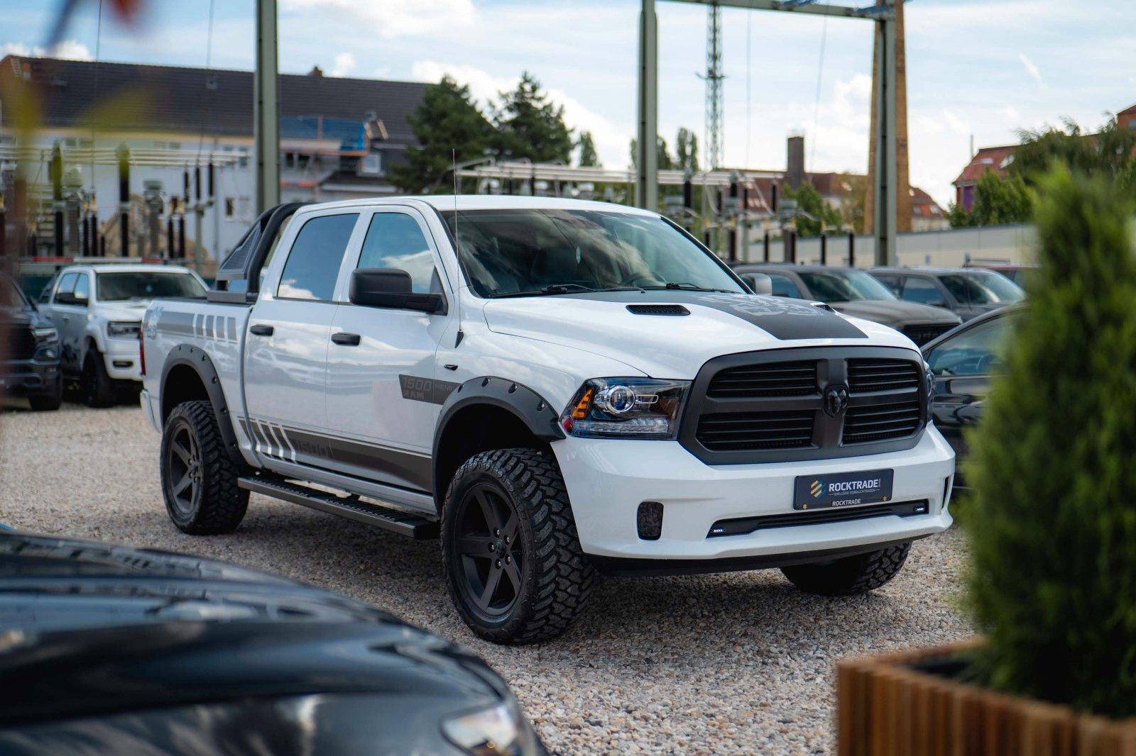 Fahrzeugabbildung Dodge RAM 5.7 V8 HEMI 4x4 OFFROAD Night-Paket *LED*19%