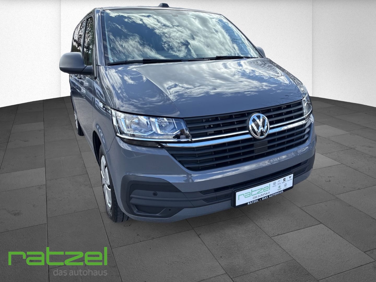 Fahrzeugabbildung Volkswagen T6.1 Multivan Family Trendline 4 Sitze AHK Navi