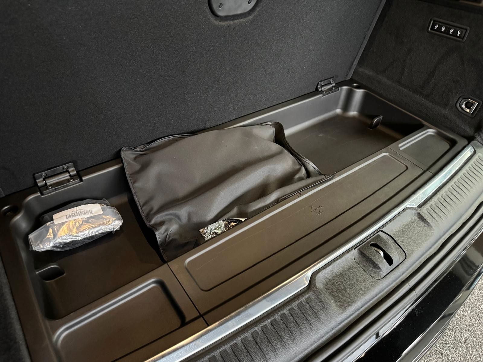 Fahrzeugabbildung Jeep GRAND WAGONEER SER. III BLACK LINE-24"6.4L V-8 .