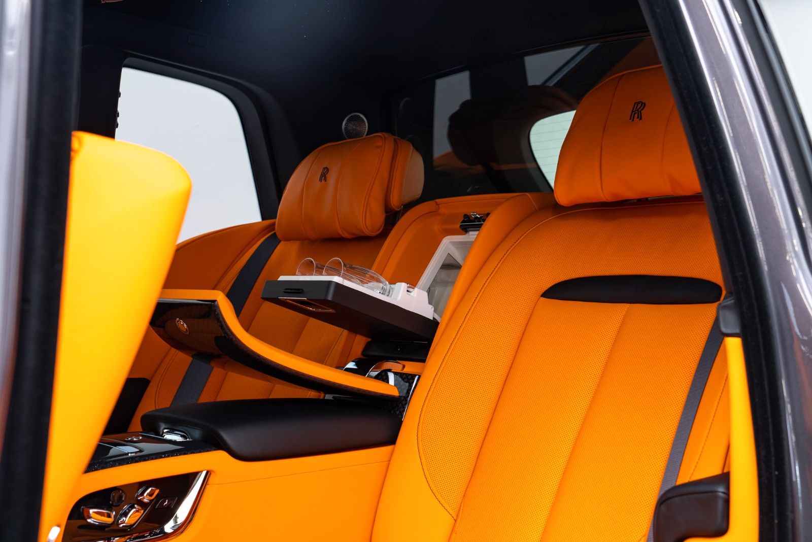 Fahrzeugabbildung Rolls-Royce Cullinan Black Badge STOCK/MY23/4-SEAT