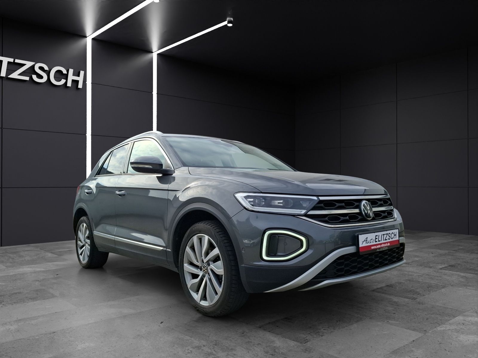 Fahrzeugabbildung Volkswagen T-Roc TSI Style LED AHK Navi AID ACC RFK SH 18"