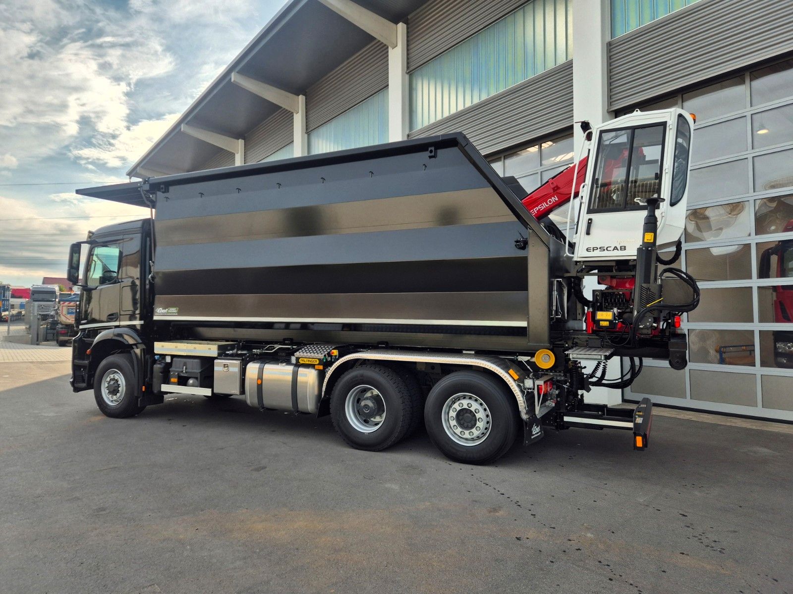 Fahrzeugabbildung Mercedes-Benz Arocs 2751 6x2 HAD/ Abroller EBERT Forstbox Q150