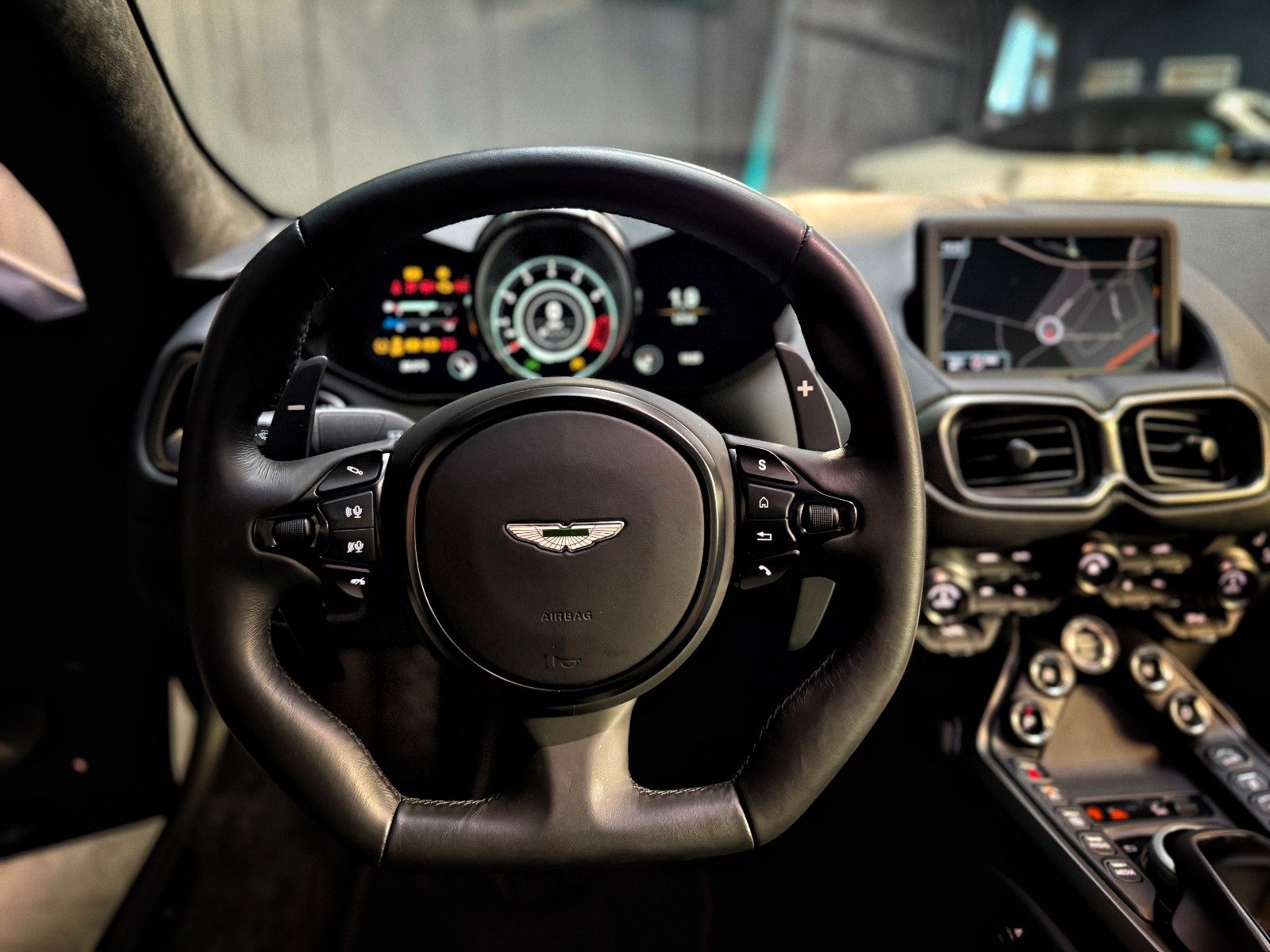 Fahrzeugabbildung Aston Martin V8 Vantage
