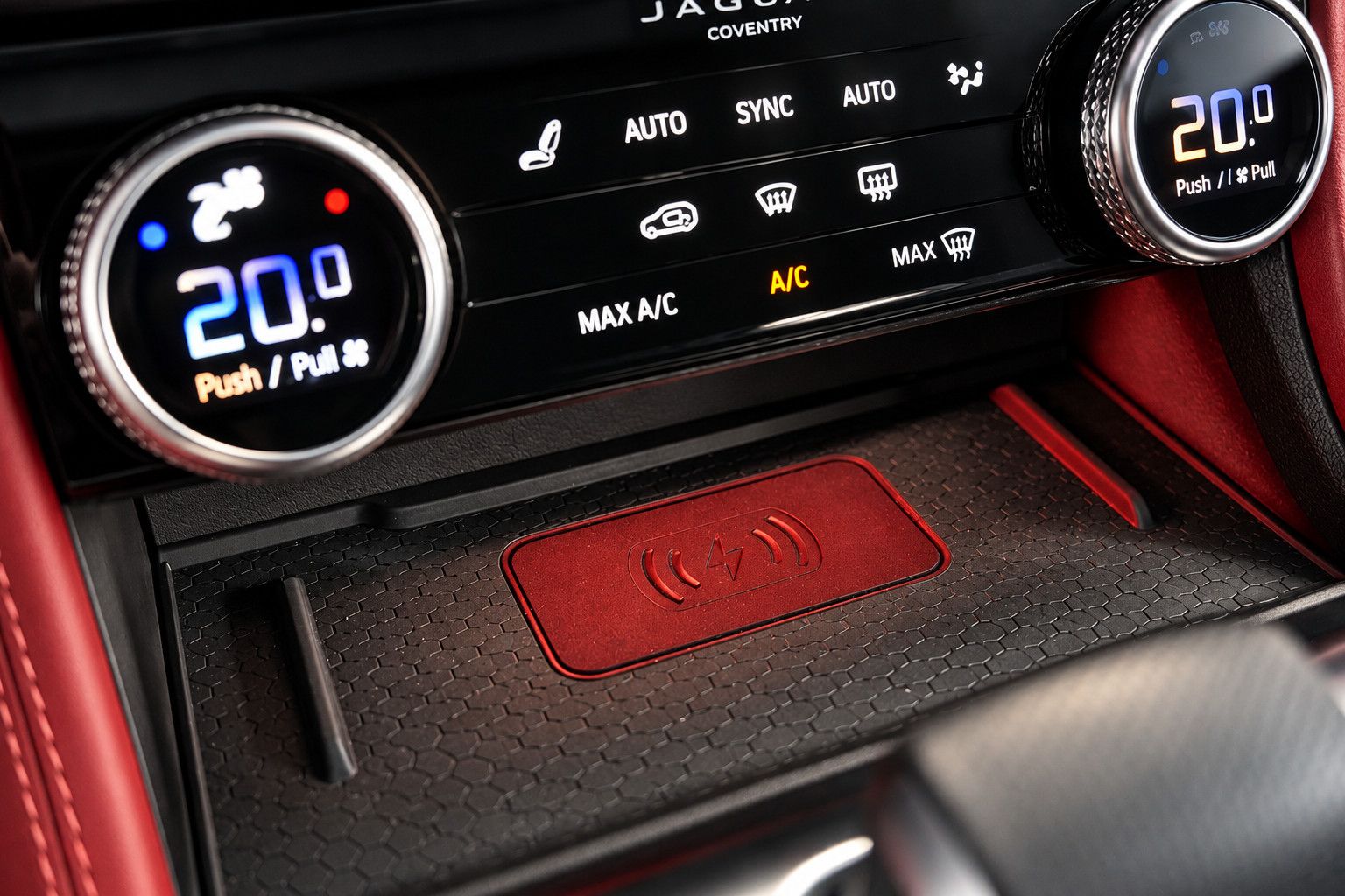 Fahrzeugabbildung Jaguar F-Pace  SVR /PANO/MERIDIAN/HUD/360°KAM/MEMORY