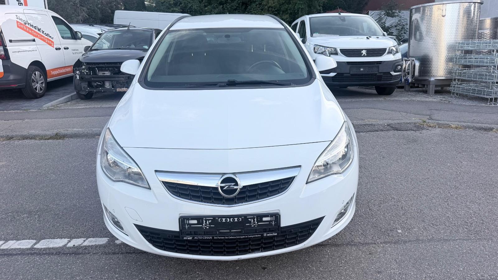 Opel Astra 2011 — rear view