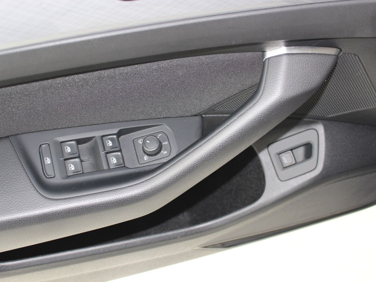 Fahrzeugabbildung Volkswagen Passat Variant 2.0 TDI SCR Business LED/CAM/ACC