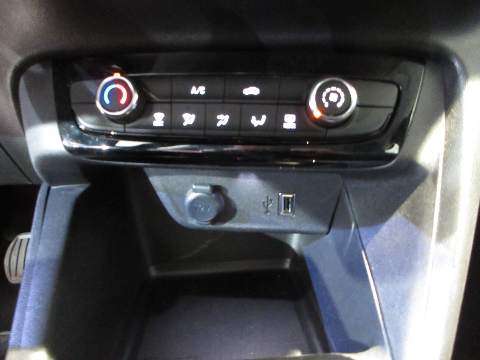 Fahrzeugabbildung Opel Corsa 1.2 T Elegance LED/NAVI/PDC/ALU/TEMPO