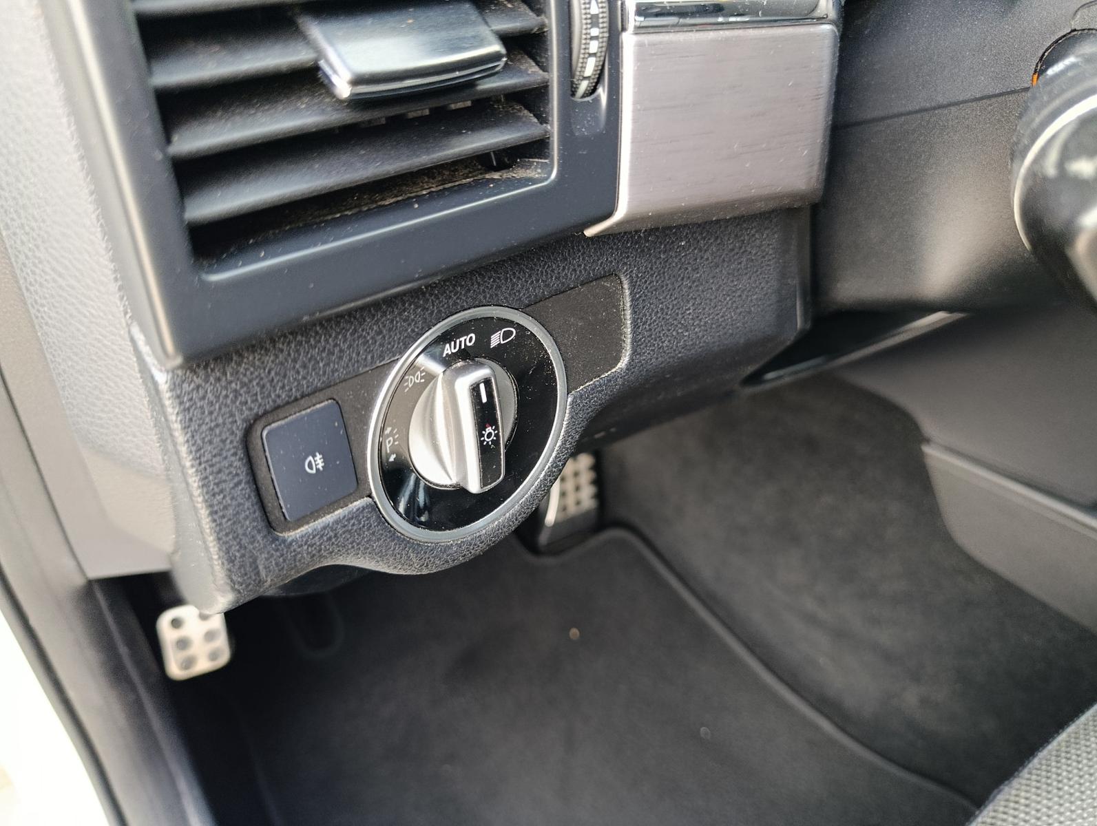Mercedes-Benz GLK350 2011 — photo 24