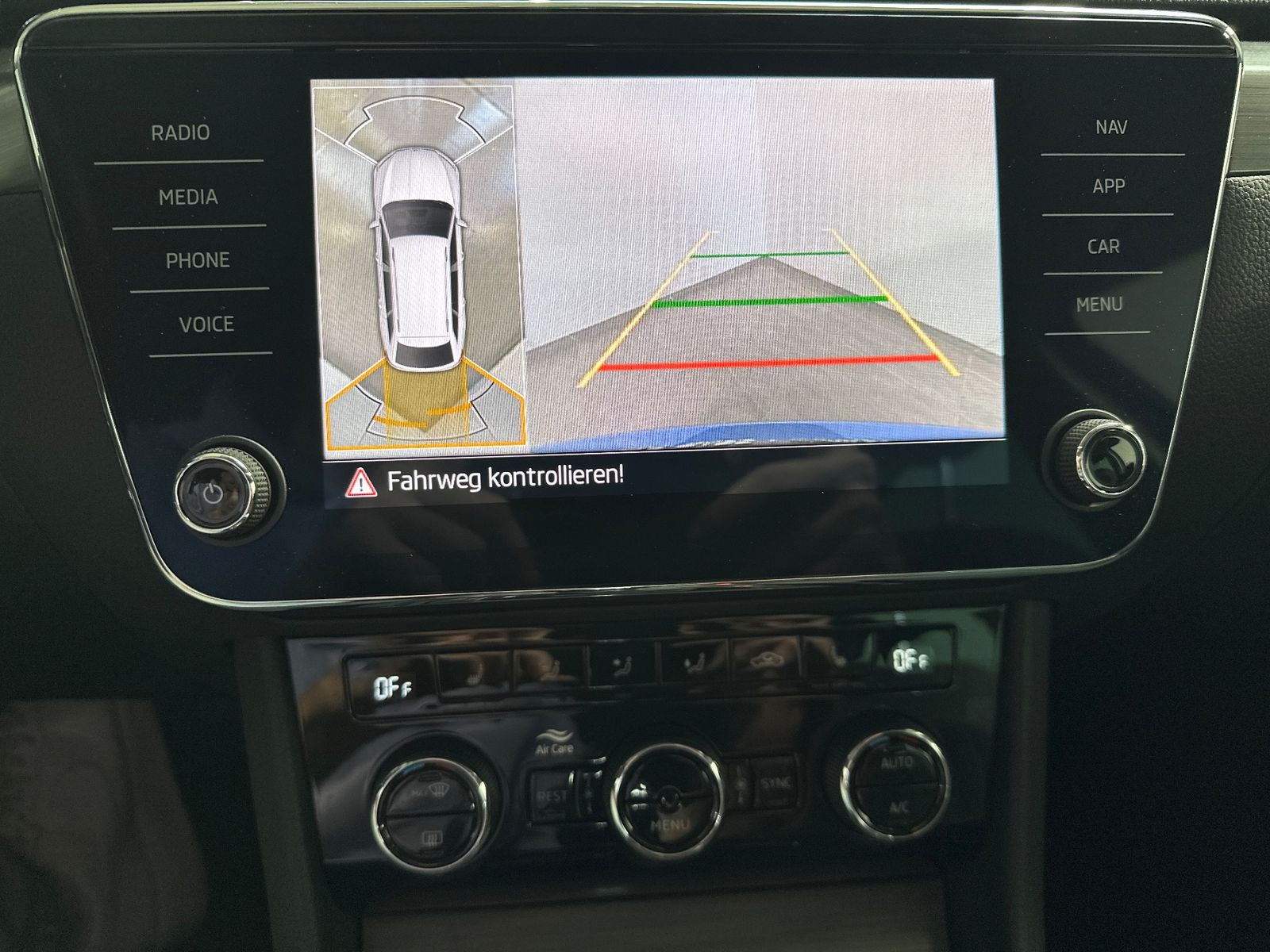 Fahrzeugabbildung SKODA Superb Combi 2.0 TDI DSG 4x4 Style NAV+LED+AHK
