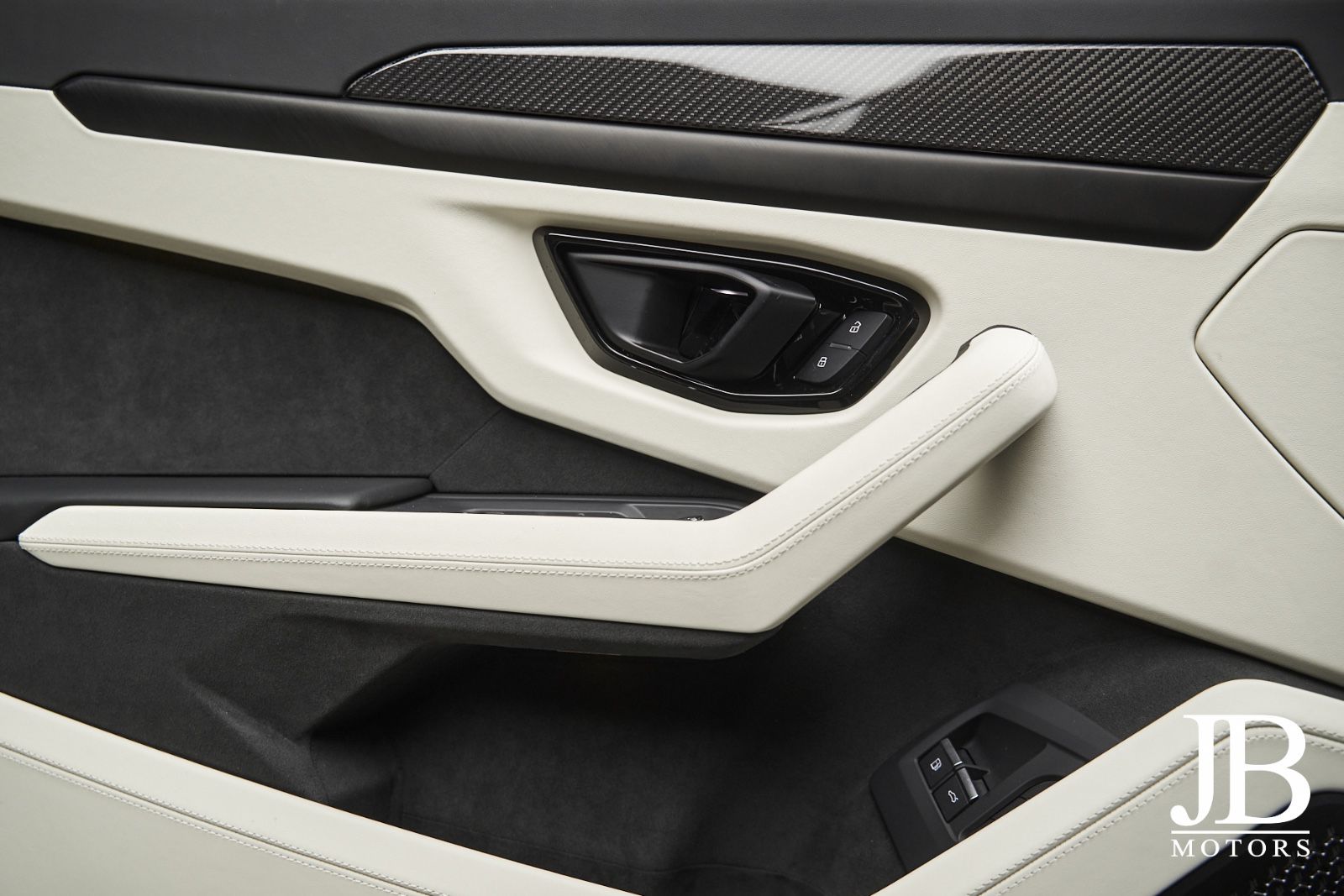 Fahrzeugabbildung Lamborghini Urus SE Panorama 3D B&O Carbon 23 Zoll