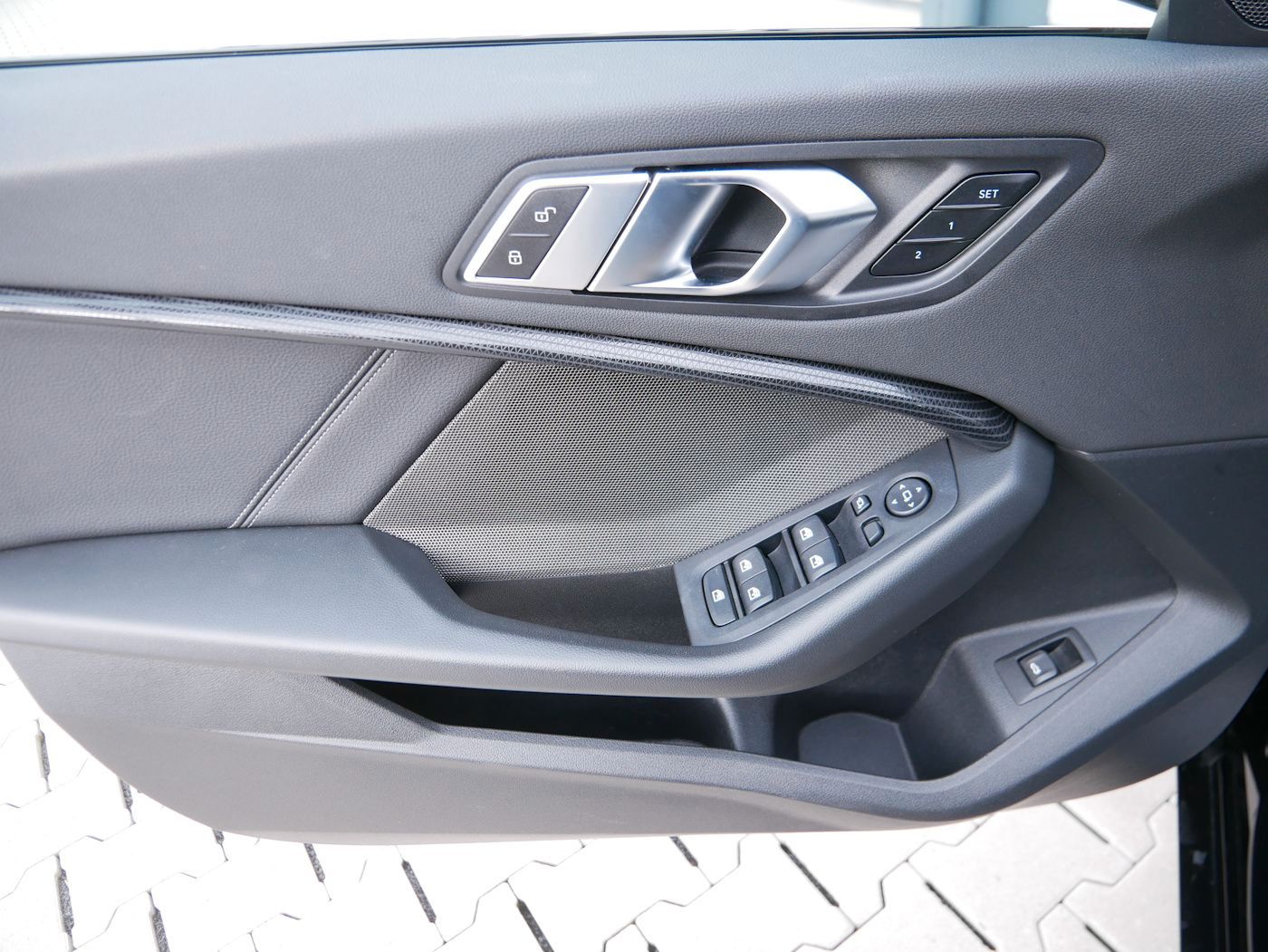 Fahrzeugabbildung BMW 120i 2.0 Sport Line DSG ACC NAVI PDC SHZ+LHZ ALU