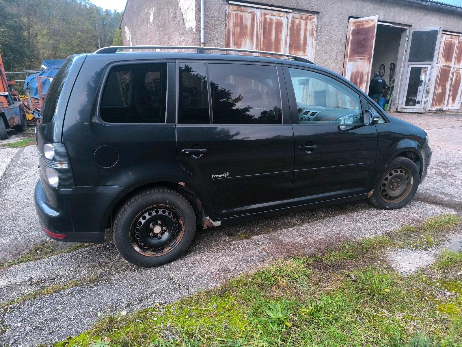 Volkswagen Touran 2010 — салон