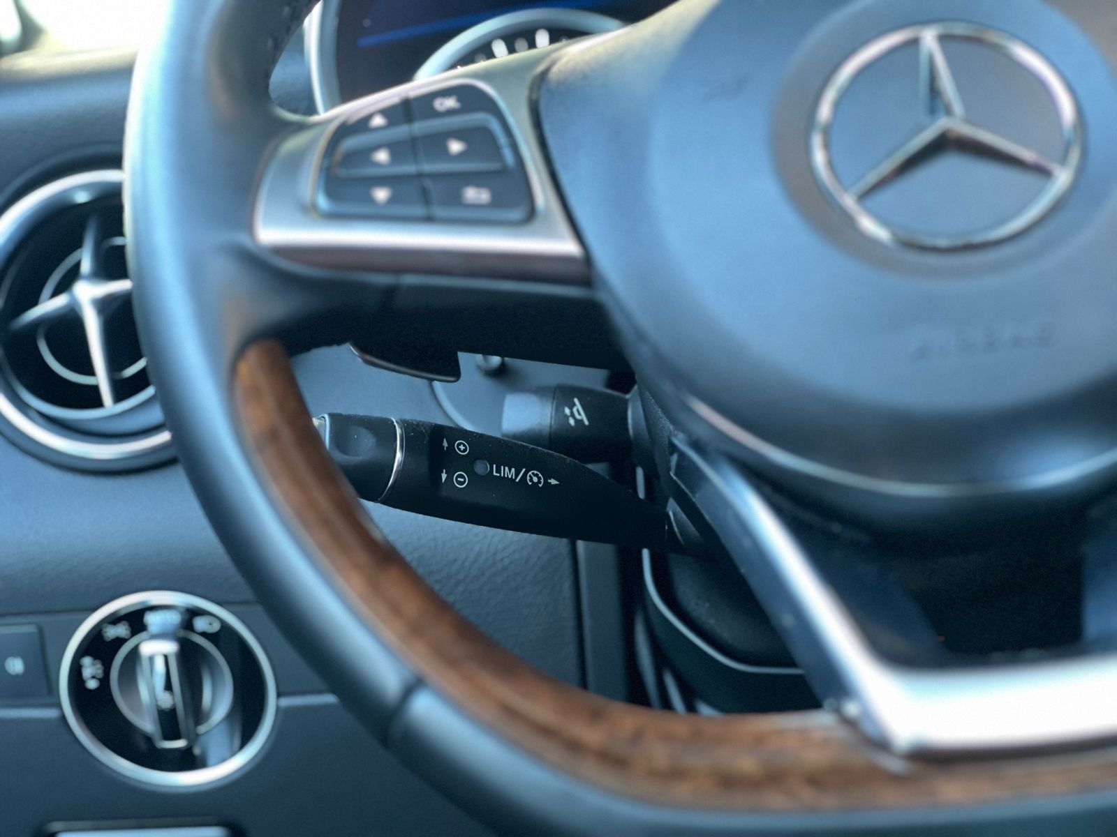 Fahrzeugabbildung Mercedes-Benz SLC 200 LED LEDER NAV SHZ PDC 18"