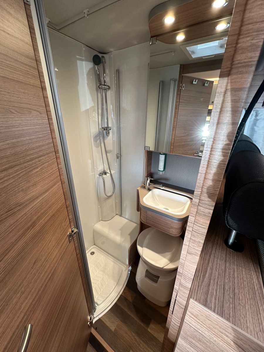Fahrzeugabbildung Weinsberg CaraCompact EDITION PEPPER 600 MEG Premium Tür